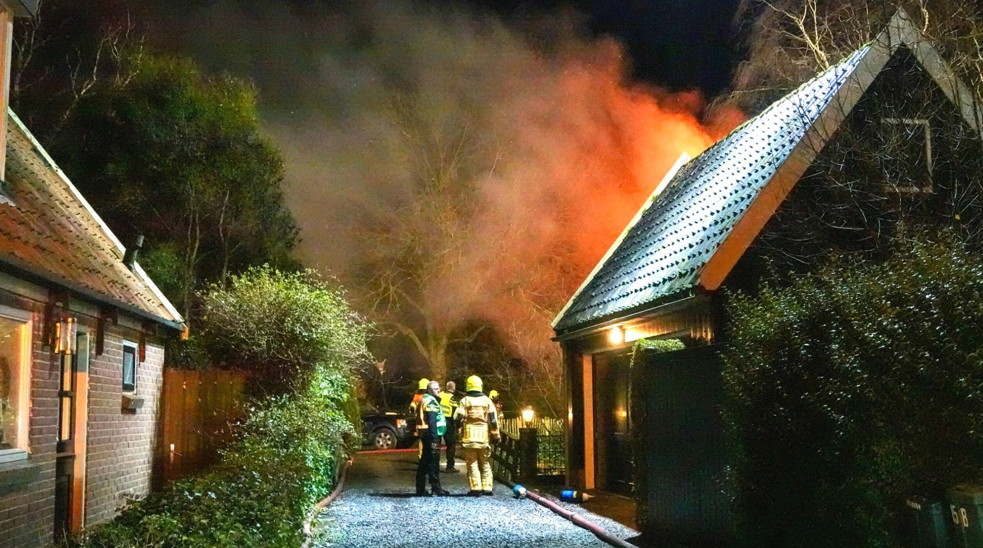 Brandweer bestrijdt woningbrand in woonwijk in Nederland