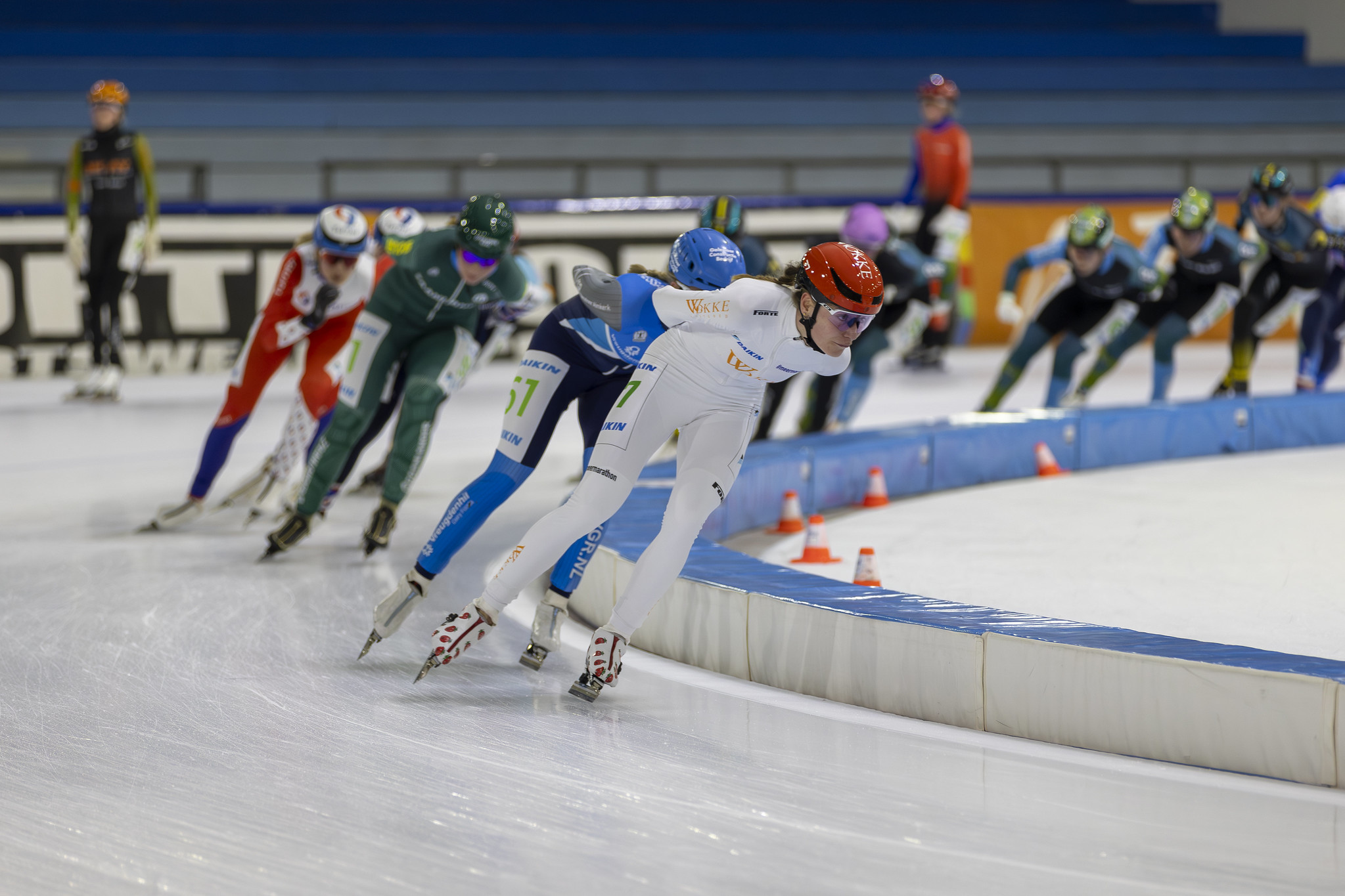 Schaatsers tijdens ‘De Vier van Noord-Holland’ op ijsbaan De Westfries in Hoorn