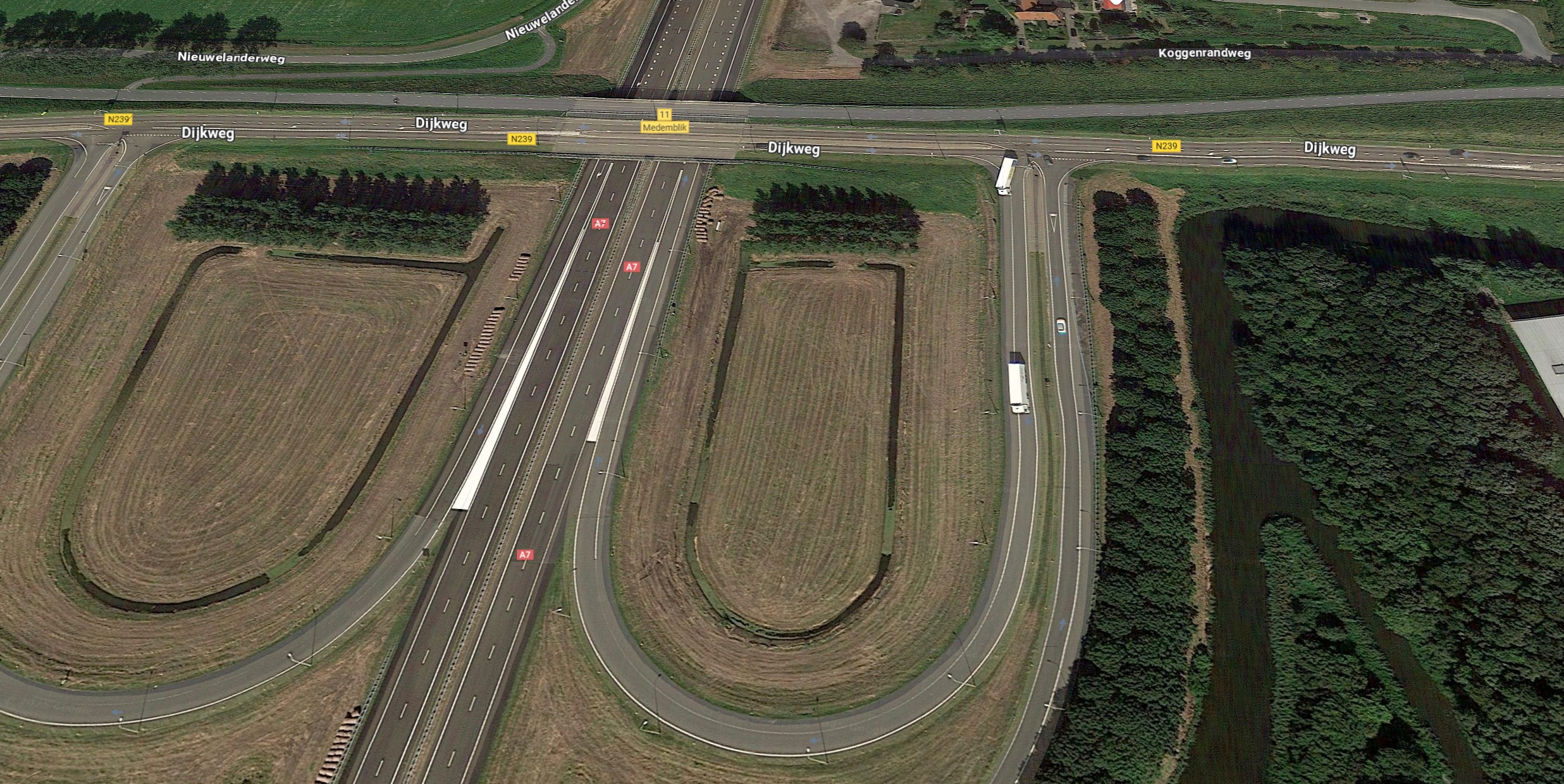 Fietspad en snelweg in Noord-Holland Noord, symbool voor bereikbaarheid