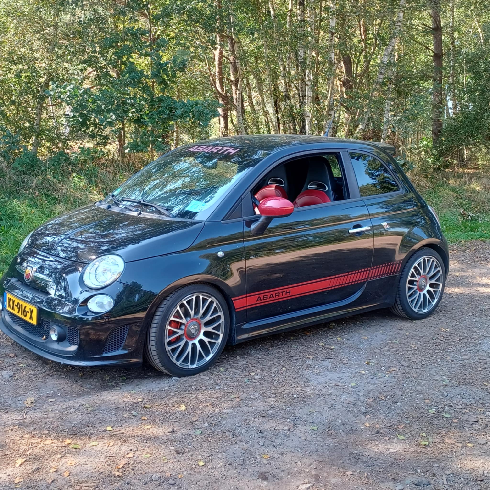 De kracht van de massa, Ine heeft haar Fiat 500 Abarth weer terug.