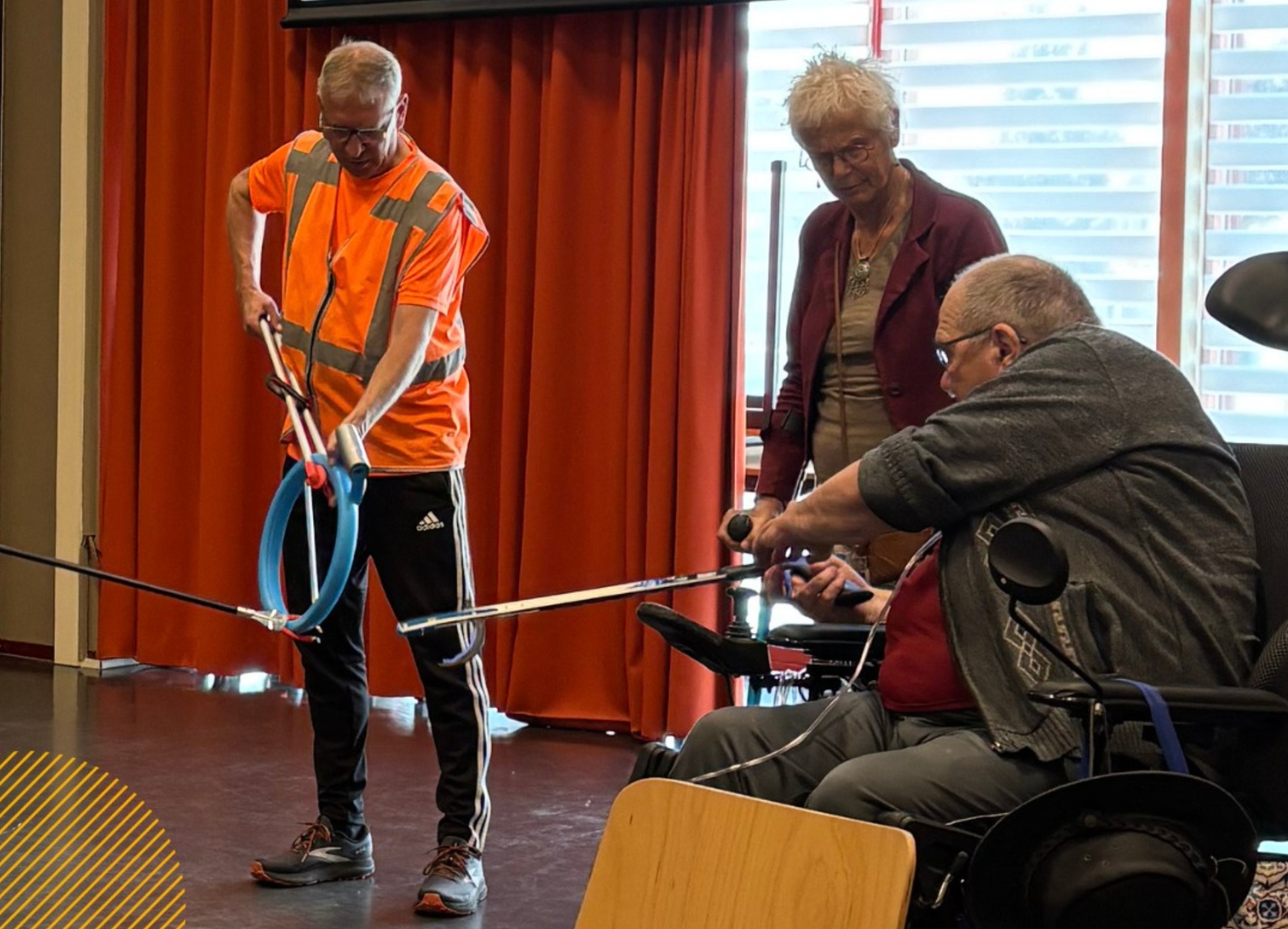 Medemblik voorziet zwerfafvalrapers van nieuwe gereedschappen, ‘zonder hun was het een puinhoop’