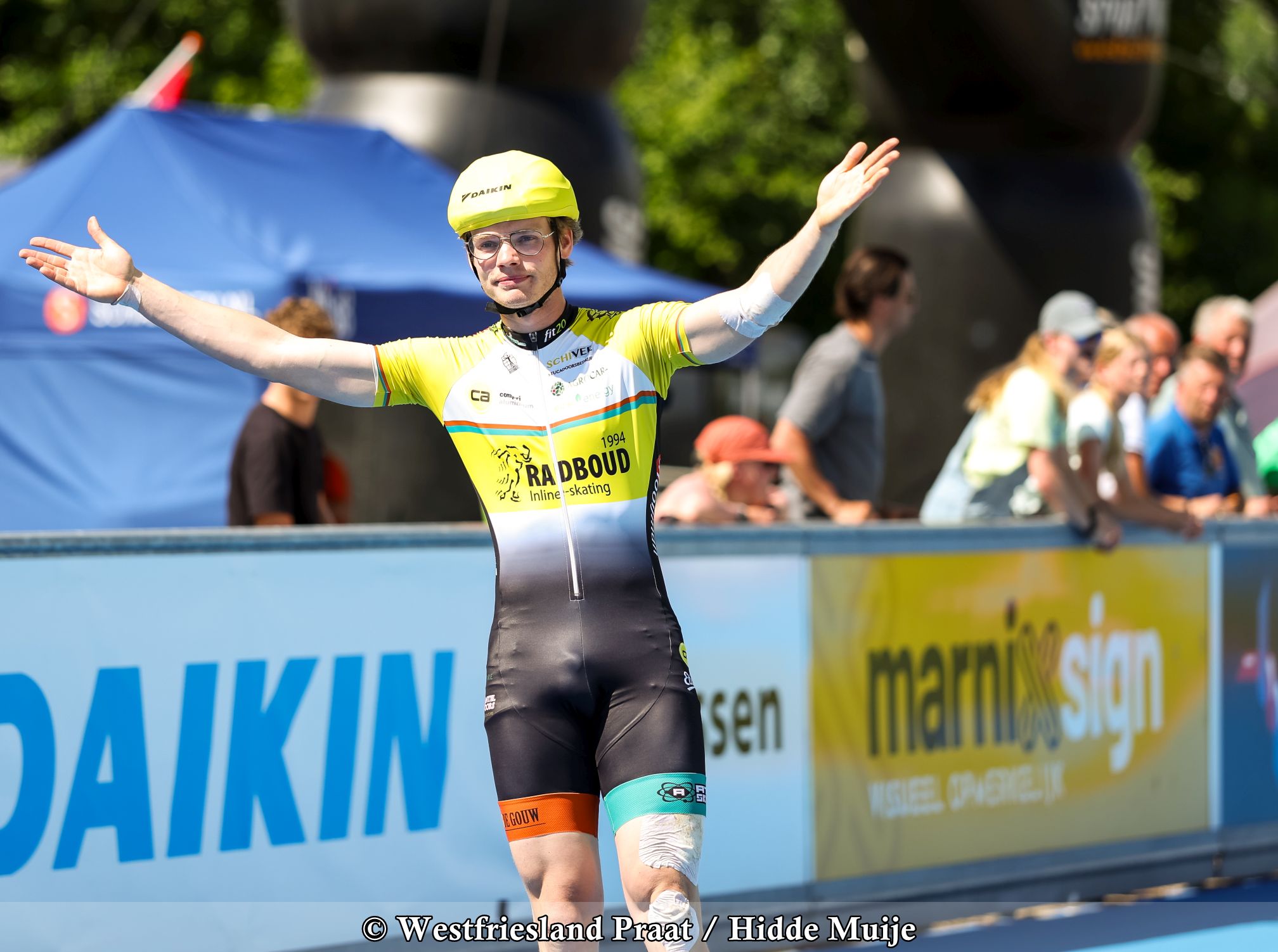 Inline skaters van Radboud Inline Skating in wedstrijdpak met zichtbare shirtsponsor op het voorpand