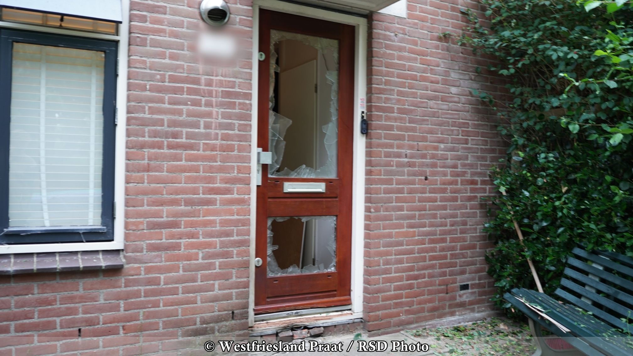 Explosie vernield voordeur woning aan de Reiger in Hoorn