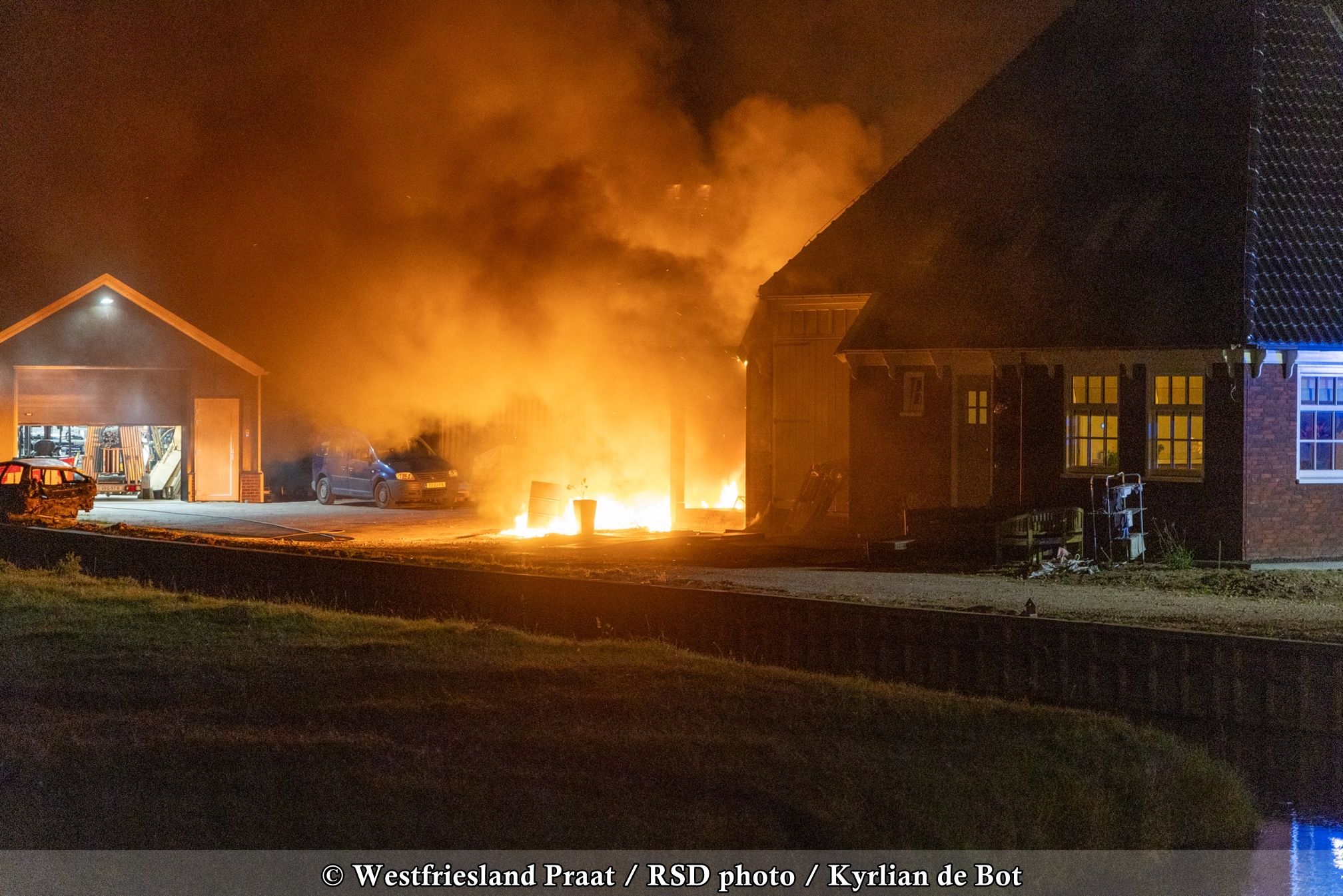 Brand verwoest overkapping bij woning Wognum, veel schade aan de woning