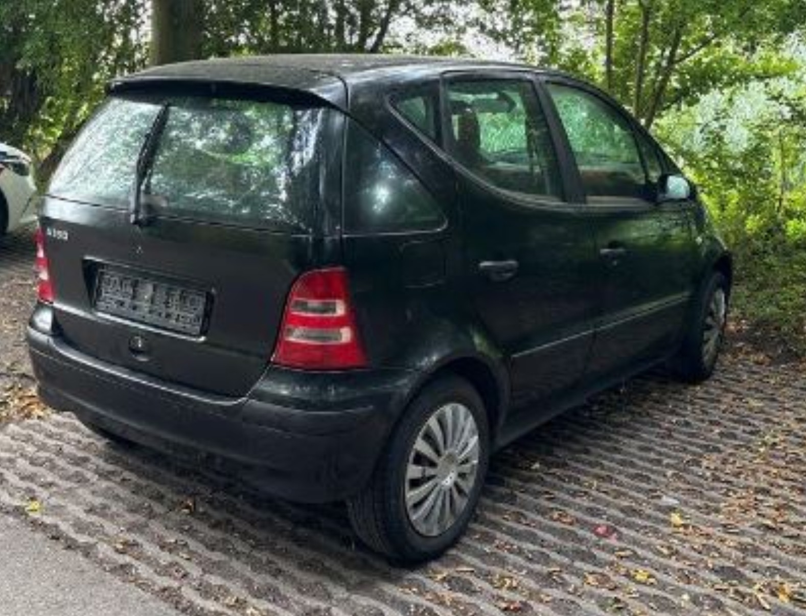 Medemblik laat zwarte Mercedes A160 in Oostwoud wegslepen als eigenaar niet komt opdagen