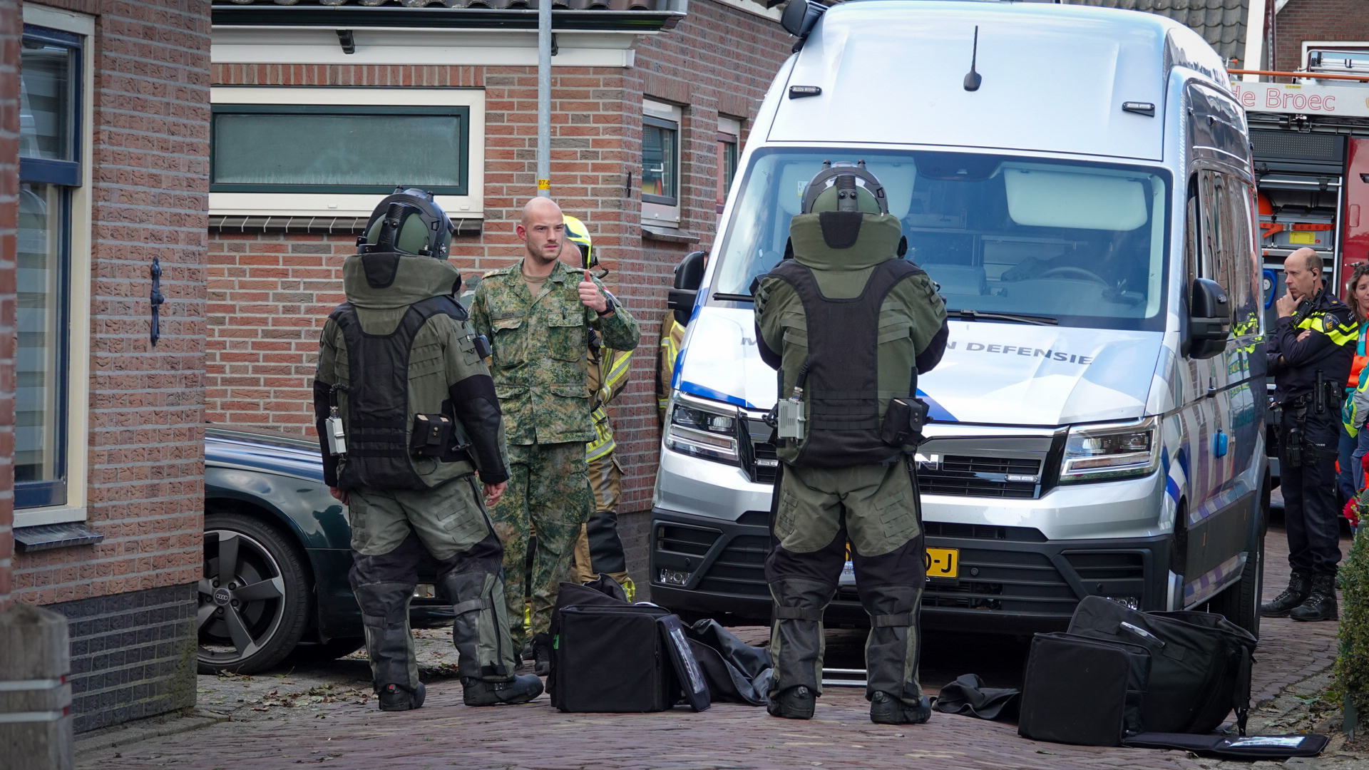 Inval in woning Lutjebroek om vuurwerk, explosieven opruimingdienst in woning aanwezig