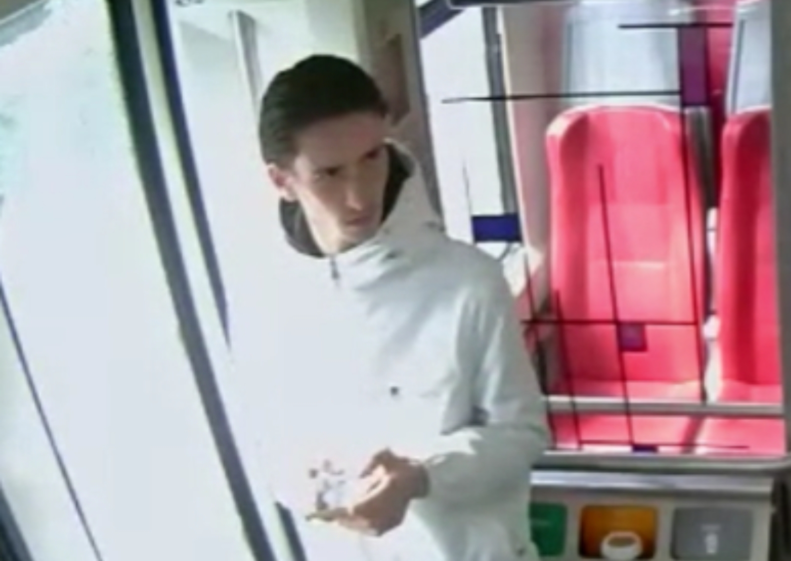 Politie zoekt informatie over deze man, verdacht van mishandeling op station Hoorn