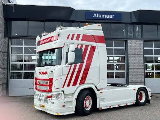 Primeur voor Brandhoff Transport,  de eerste gloednieuwe Scania V8 voor het bedrijf