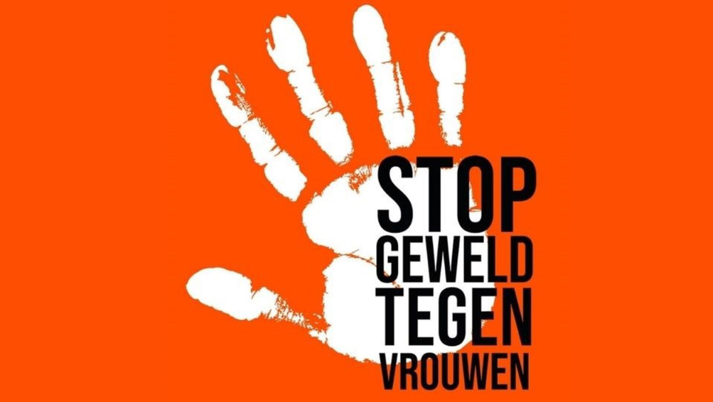 Oranje verlichte locatie in Opmeer tijdens Orange the World met aankondiging van lezing van Tessel ten Zweege in ’t Kerkhuys Spanbroek