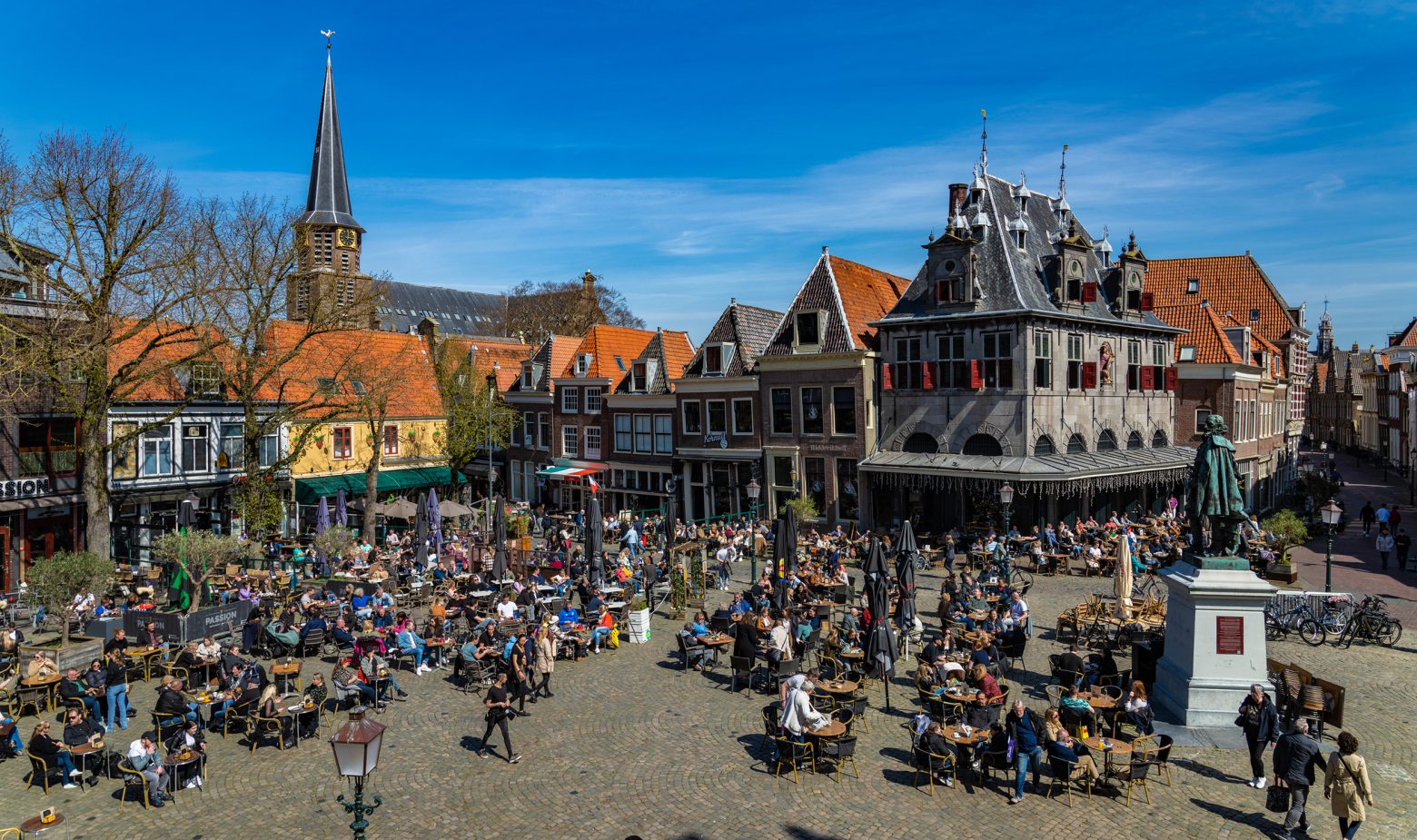 Bezoekers genieten van een winterterras in de historische binnenstad van Hoorn