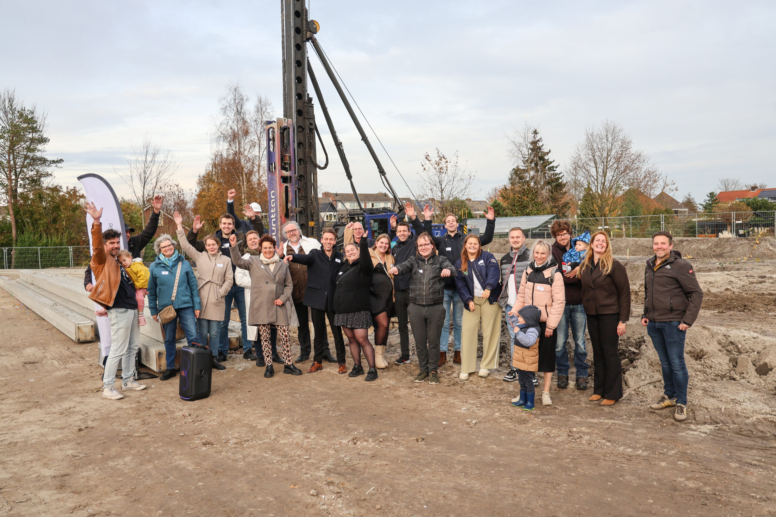 Wethouder Jeroen Broeders slaat symbolisch heipaal bij start bouw De Onderneming in Nibbixwoud