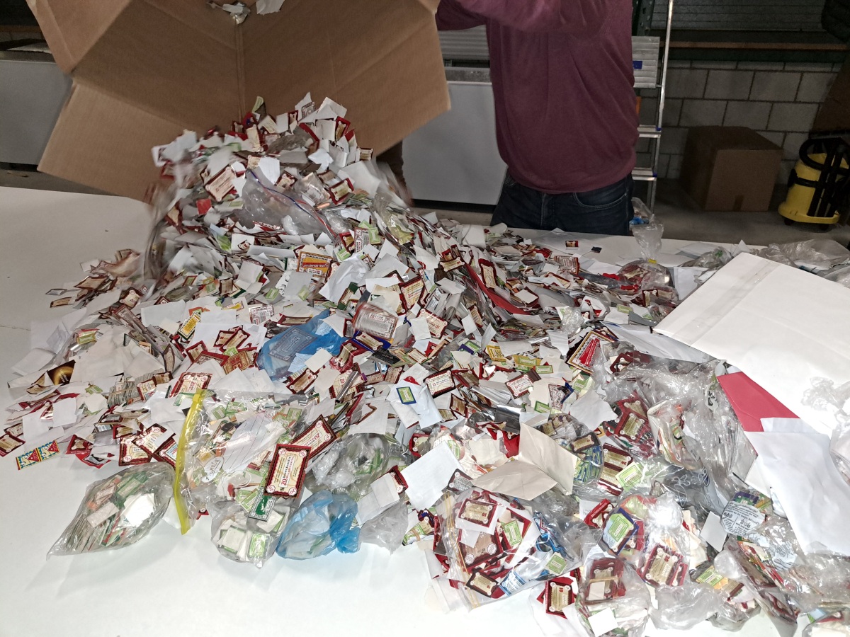 Vrijwilliger bij de Voedselbank West-Friesland sorteert ingezamelde Douwe Egberts DE-punten voor de koffieactie 2025.