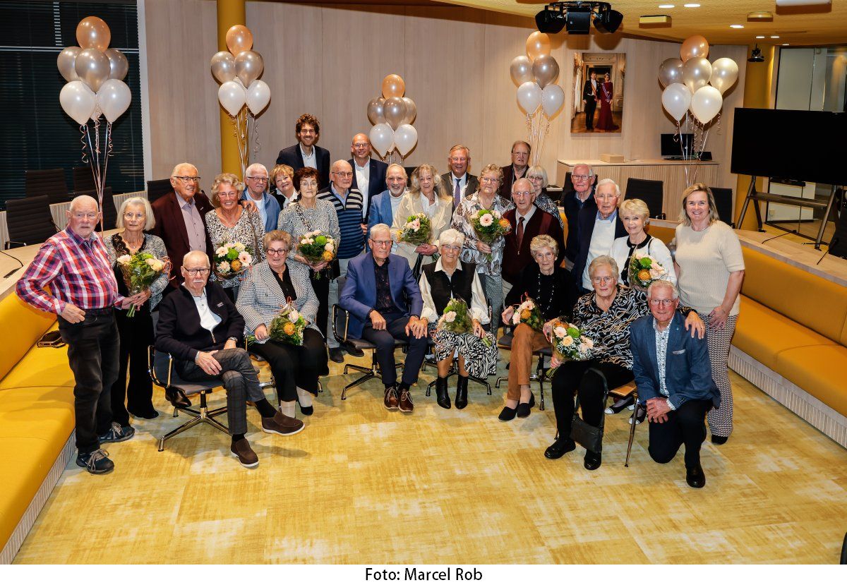 Twaalf diamanten bruidsparen uit Koggenland vieren samen hun 60-jarig huwelijk in de nieuwe raadzaal met een feestelijke high tea.
