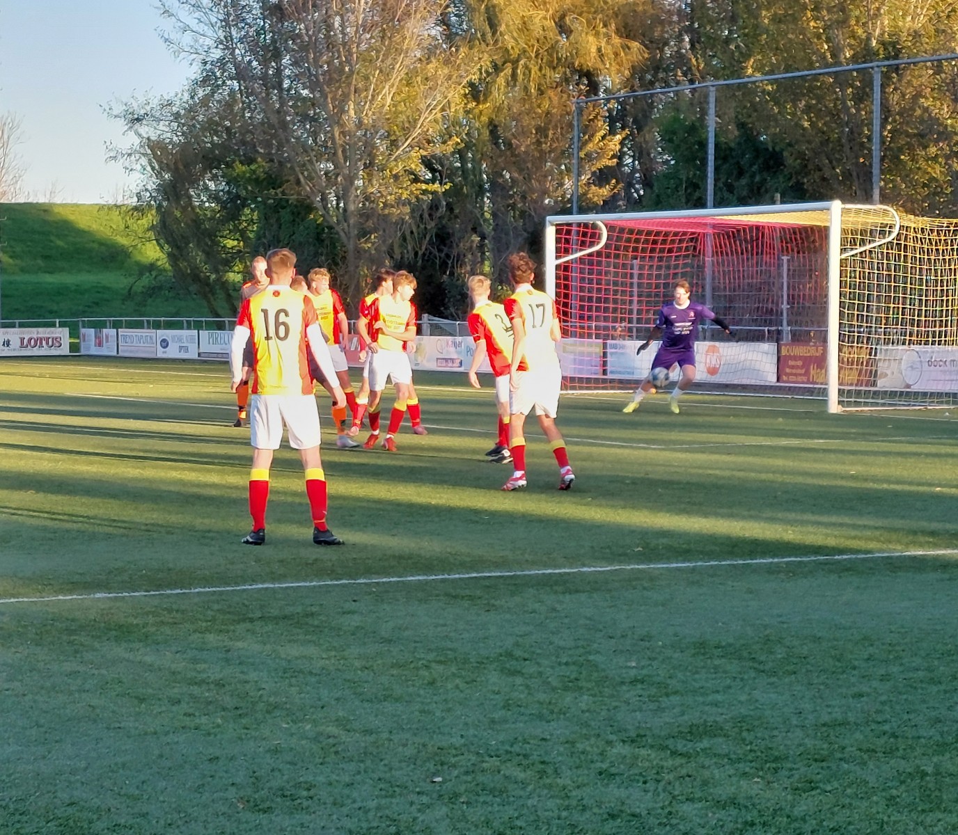 Strandvogels in actie tijdens competitiewedstrijd tegen Victoria O op sportpark Onderdijk.
