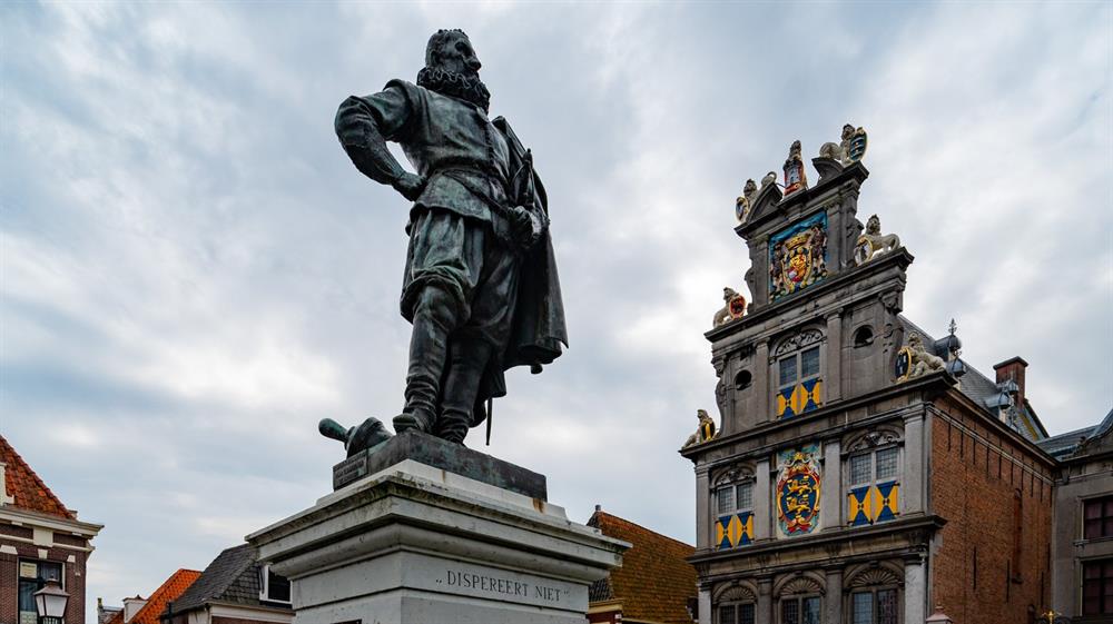 Burgemeester Jan Nieuwenburg tijdens het stadsgesprek over het standbeeld van Jan Pieterszoon Coen in Hoorn.
