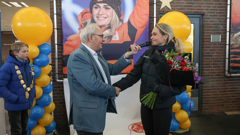 Irene Schouten op de Wall of Fame bij IJsbaan De Westfries in Hoorn