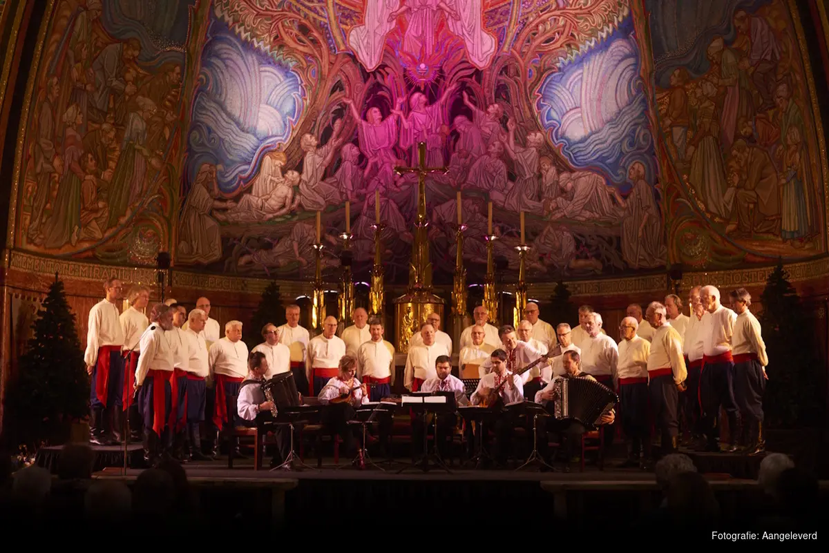 Kozakkenkoor Nadiya tijdens een optreden onder leiding van dirigent Oksana Kryuchkova in de Oosterkerk in Hoorn.