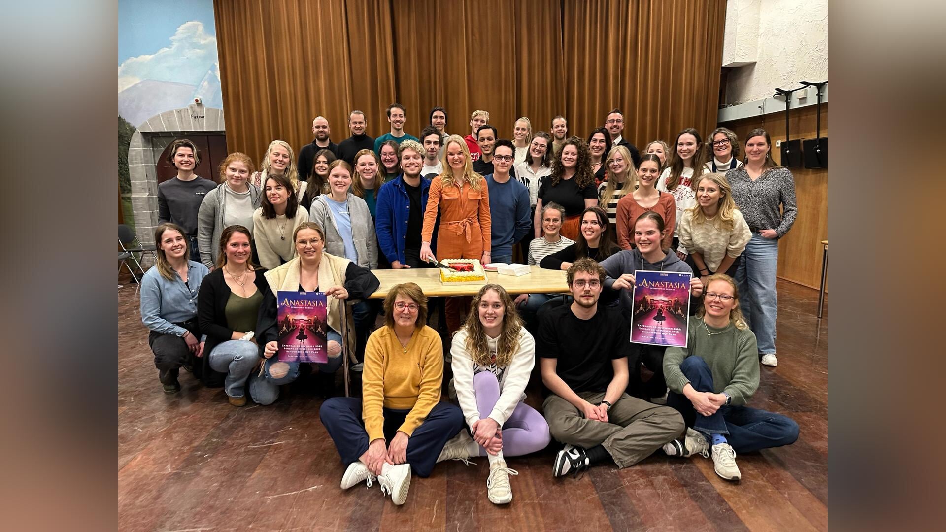 Cast van musicalvereniging Westend tijdens repetities voor Anastasia in Schouwburg Het Park in Hoorn