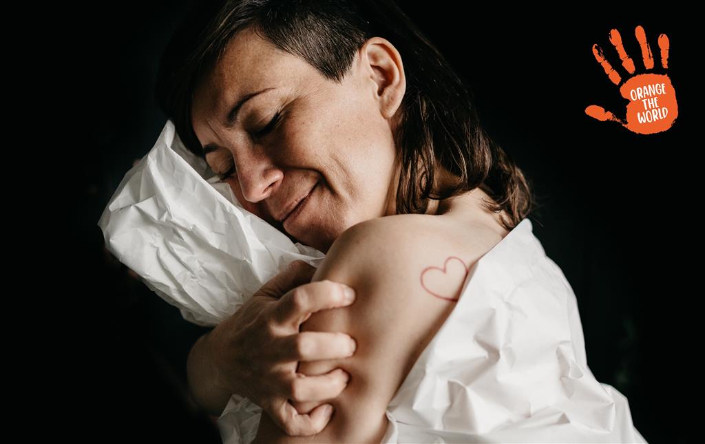 Jeannie Zuiderwijk tijdens solovoorstelling Another Day in Paradise