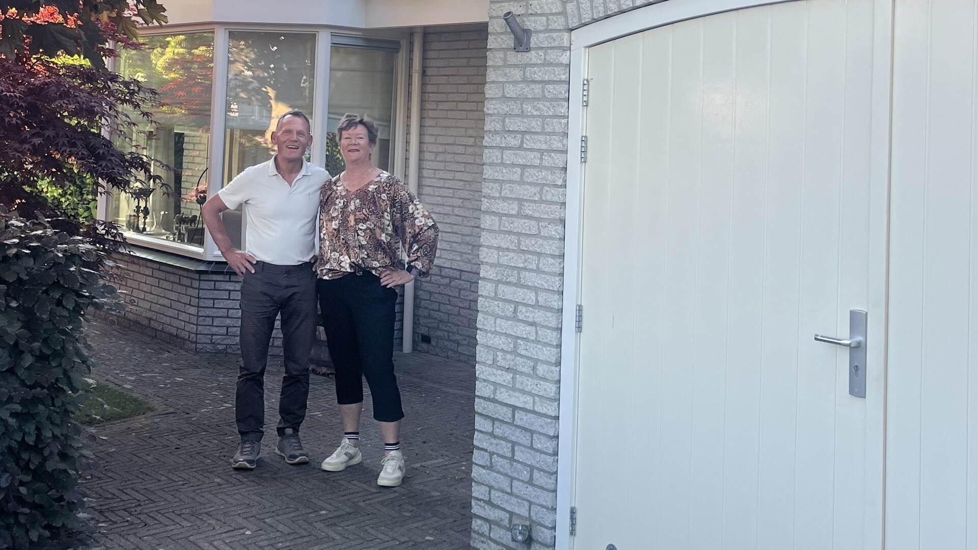Frans en Mariëtte Velzeboer voor hun verduurzaamde woning in Wognum, begeleid door een energiecoach van Warm Medembli