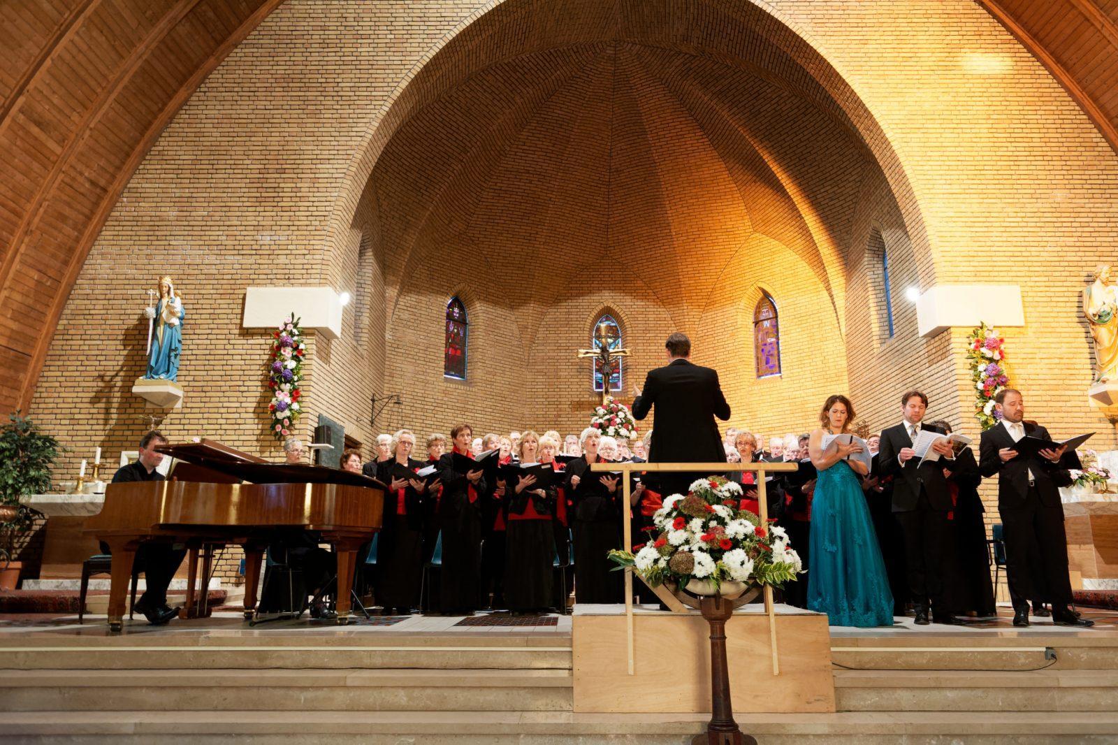 Operakoor Westfrisia Cantat tijdens concert in de Gerardus Majella Kerk in Onderdijk.
