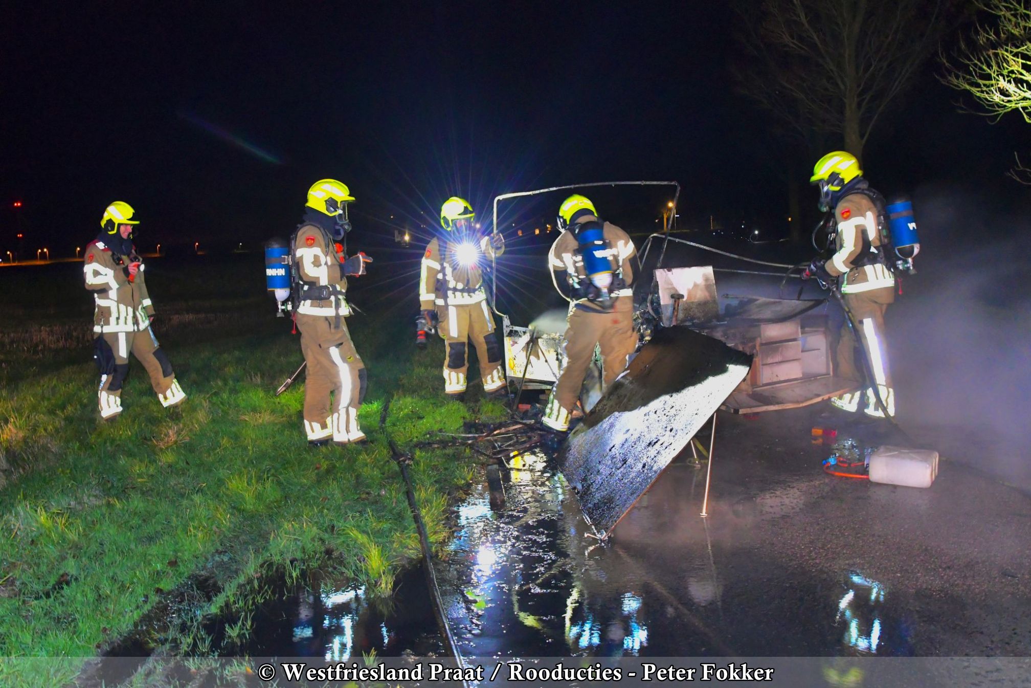 Brandende aanhanger op het Zwartepad in Opperdoes met brandweer ter plaatse.