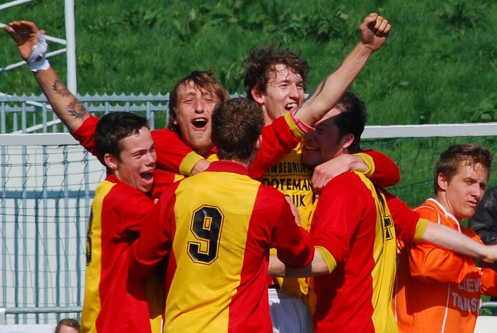 Spelers Strandvogels op kunstgras tijdens thuiswedstrijd