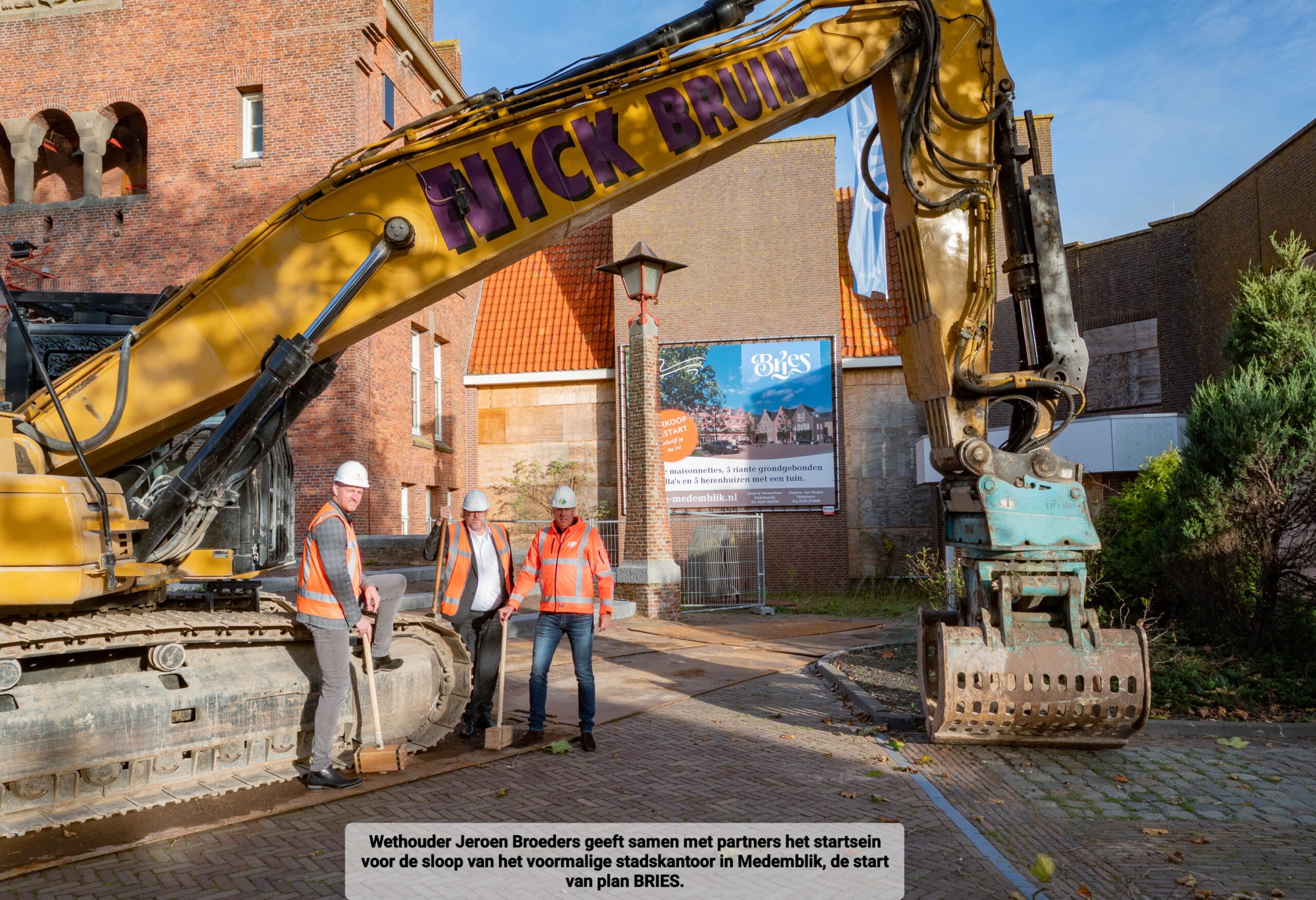 Wethouder Jeroen Broeders geeft samen met partners het startsein voor de sloop van het voormalige stadskantoor in Medemblik, de start van plan BRIES.