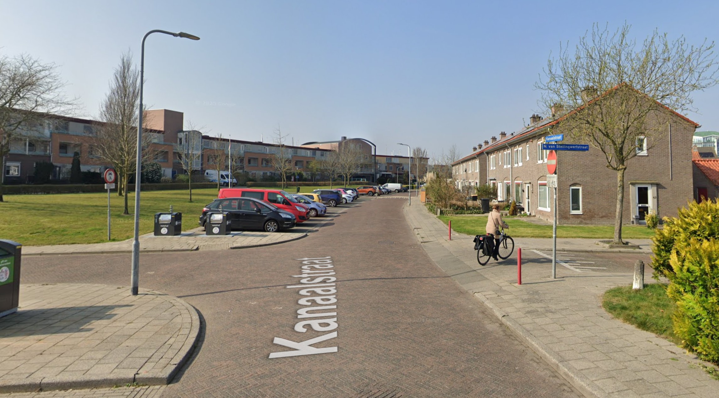 Luchtfoto van locatie nabij Kanaalstraat 42 in Medemblik waar gemeentegrond wordt verkocht voor een nieuw trafostation