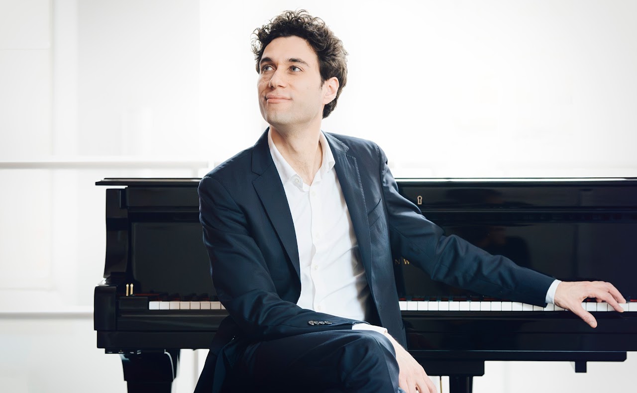 Pianist Camiel Boomsma tijdens klassiek soloconcert