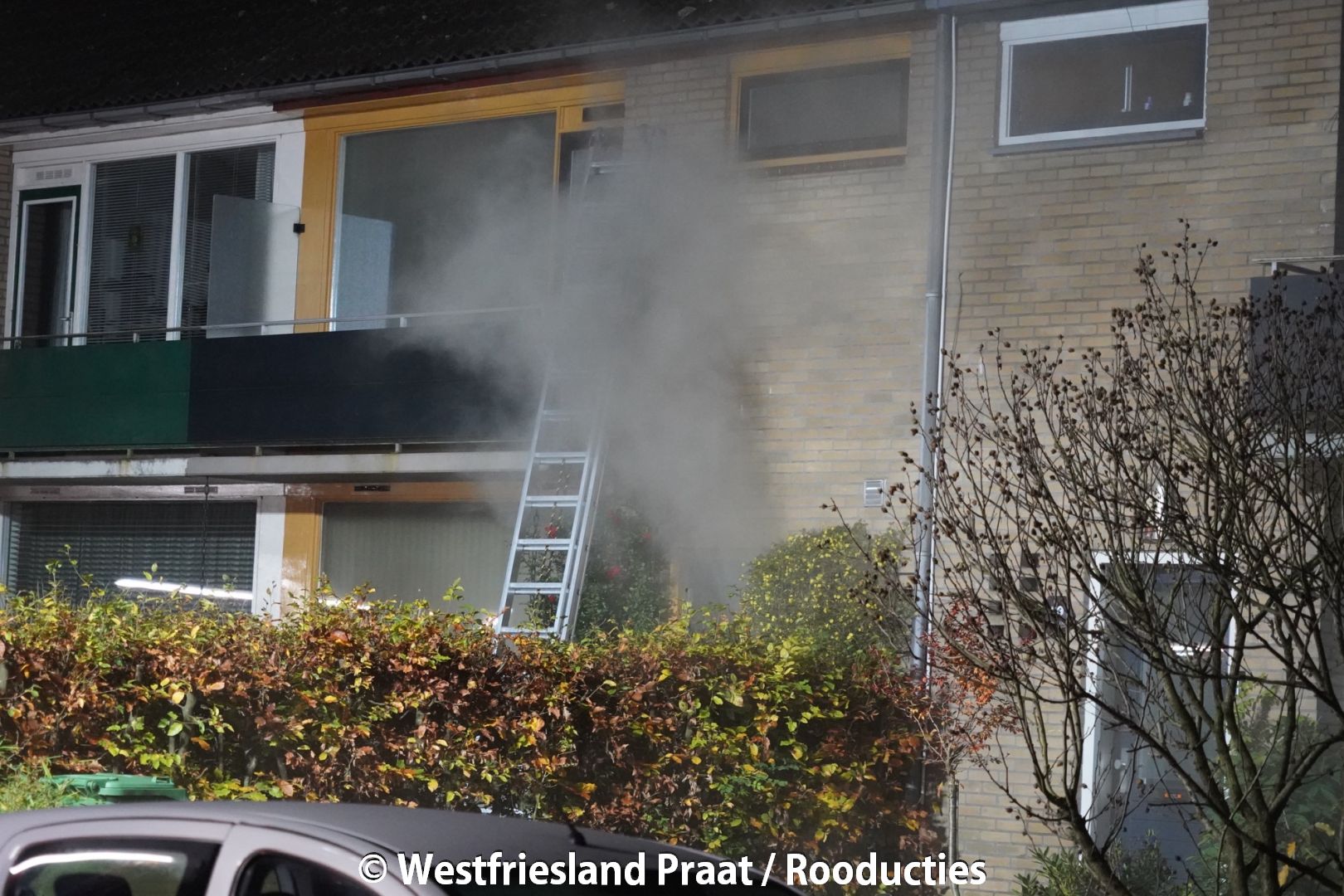 Brandweer aanwezig bij woningbrand aan de Hertog Albrechtstraat tijdens de vroege ochtenduren.