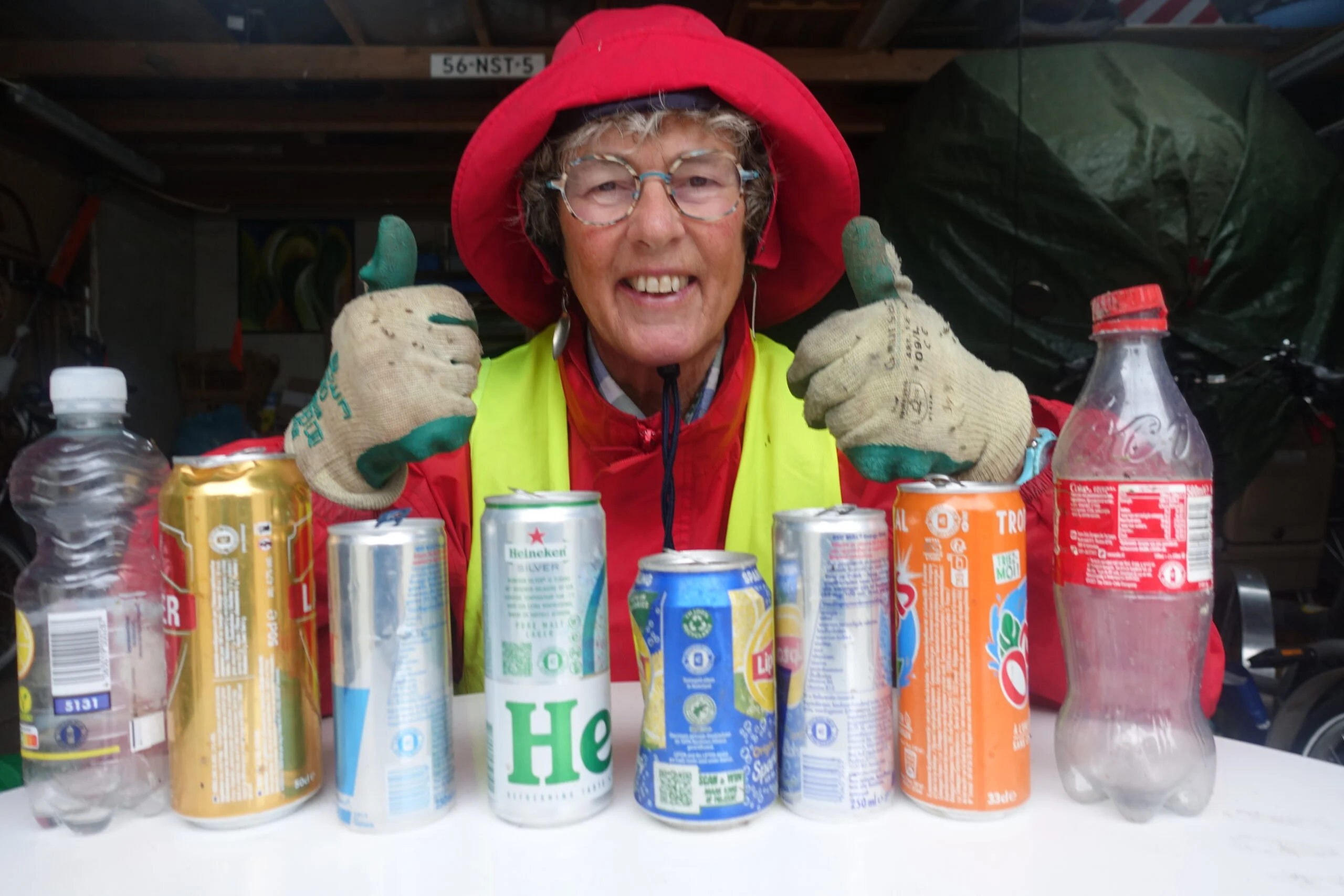 Vrijwilliger raapt zwerfvuil langs een landelijke weg in Opmeer