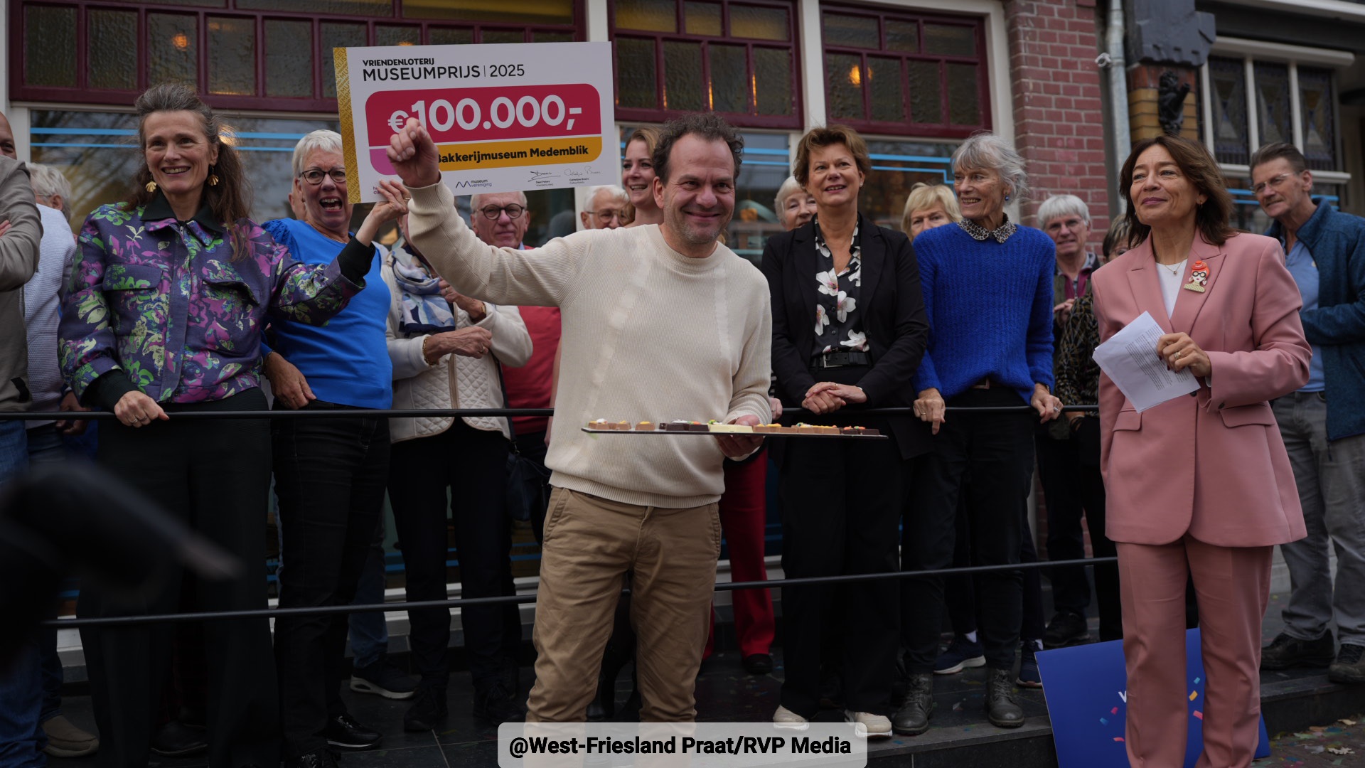 Directeur Jacco Spil van het Bakkerijmuseum Medemblik viert de winst van de VriendenLoterij Museumprijs 2025 met vrijwilligers en bezoekers.