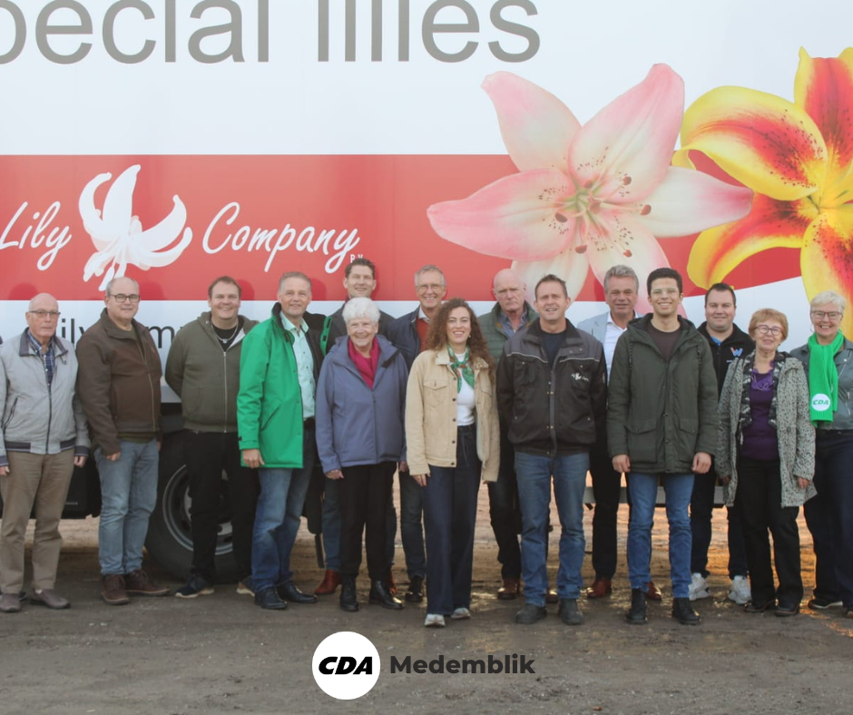 CDA-afdelingen bezoeken Lily Company in Andijk, waar directeur Paul van Egdom vertelt over duurzame teelt en energie-innovaties binnen de lelieteelt.