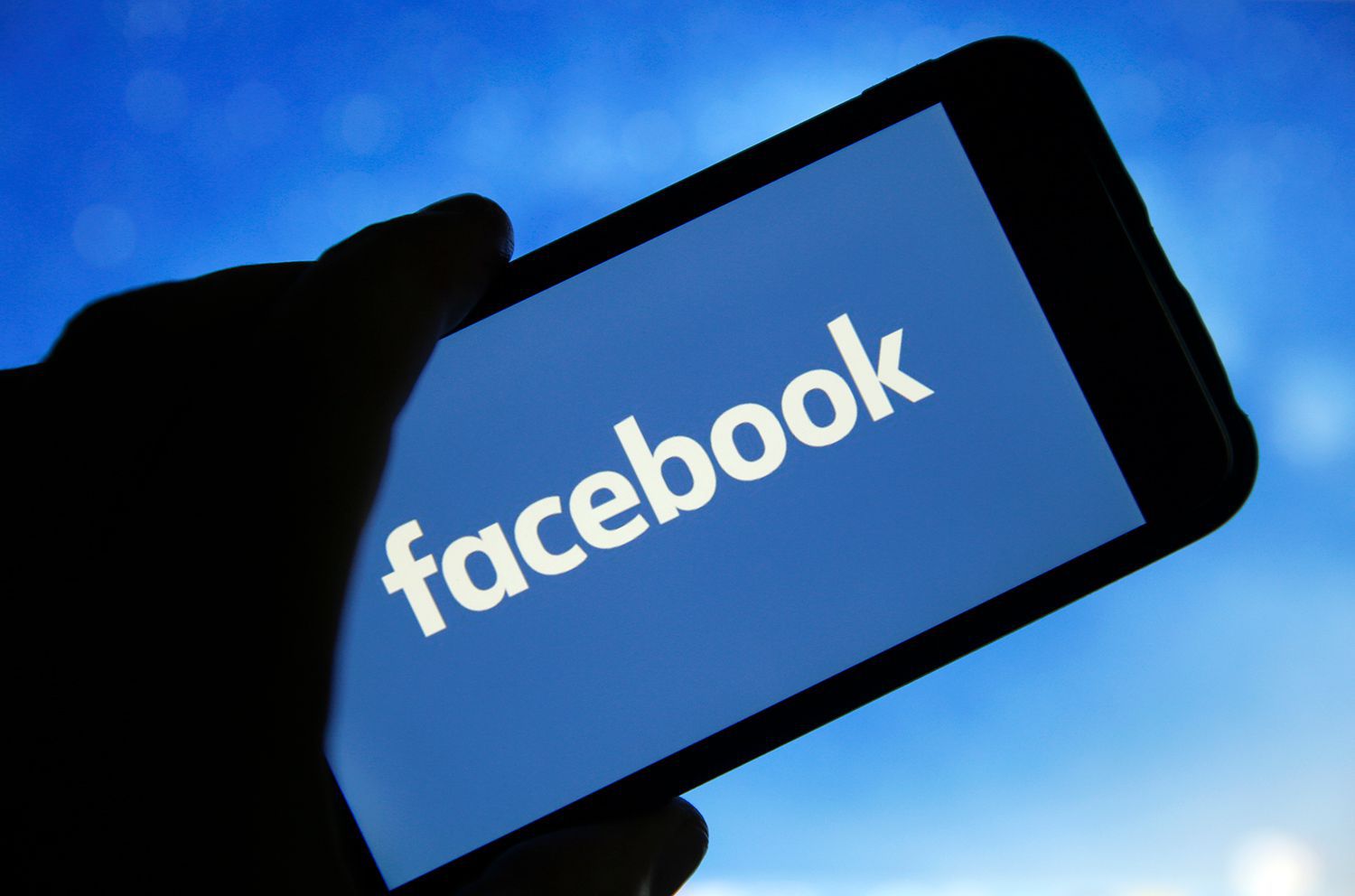 Smartphone met Facebook-app die minder vaak wordt geopend door Nederlandse gebruikers.
