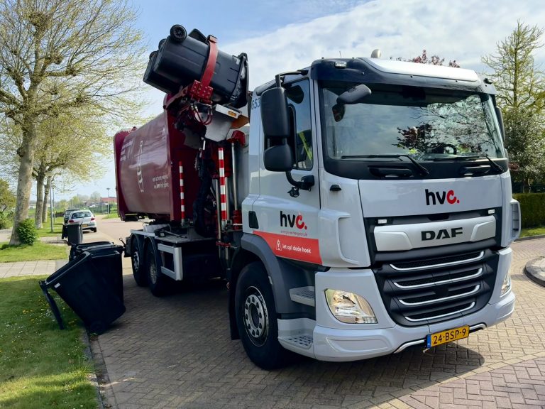 Gemeentehuis Opmeer met tekst over hoge afvalkosten, oplopend tekort en het uitblijven van het Recycletarief.