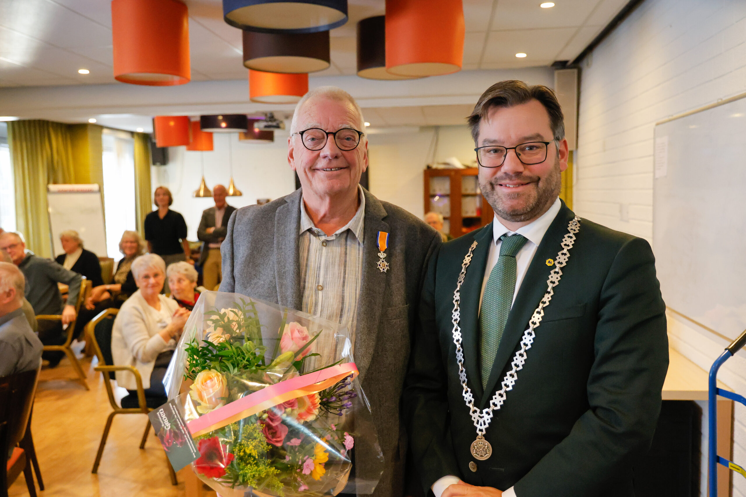Harry Scheerman ontvangt Koninklijke onderscheiding in Buurtkamer Sorghvliet