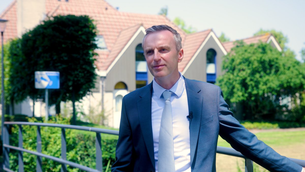 Portret van waarnemend burgemeester Herman Wiersema van Opmeer