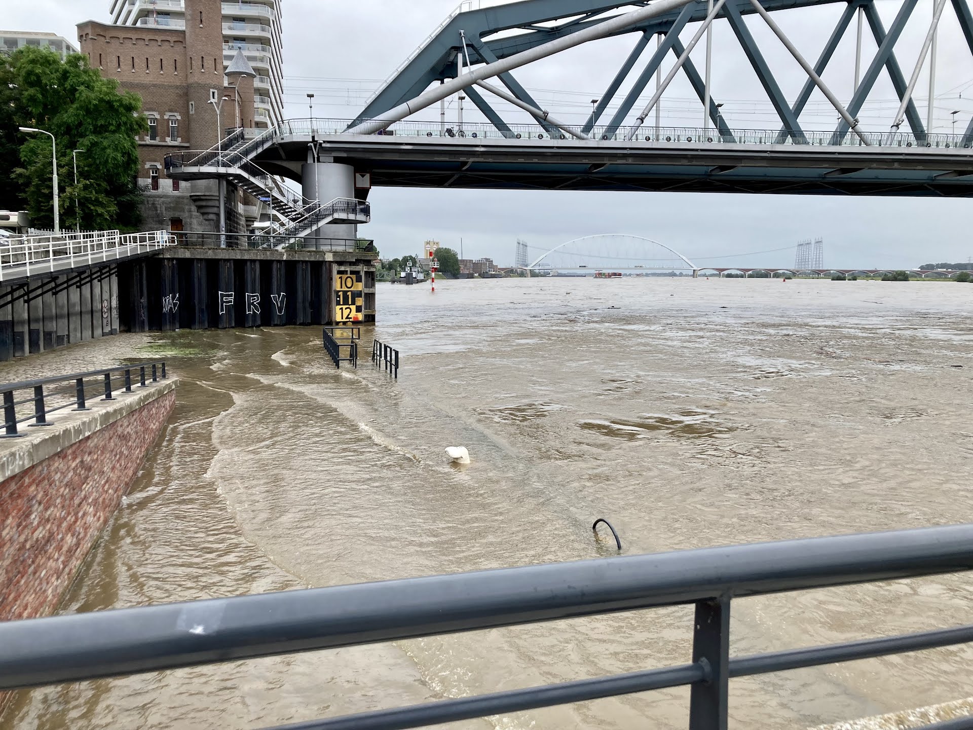 Waterschapsmedewerkers controleren dijkversterking en waterpeil in Nederland