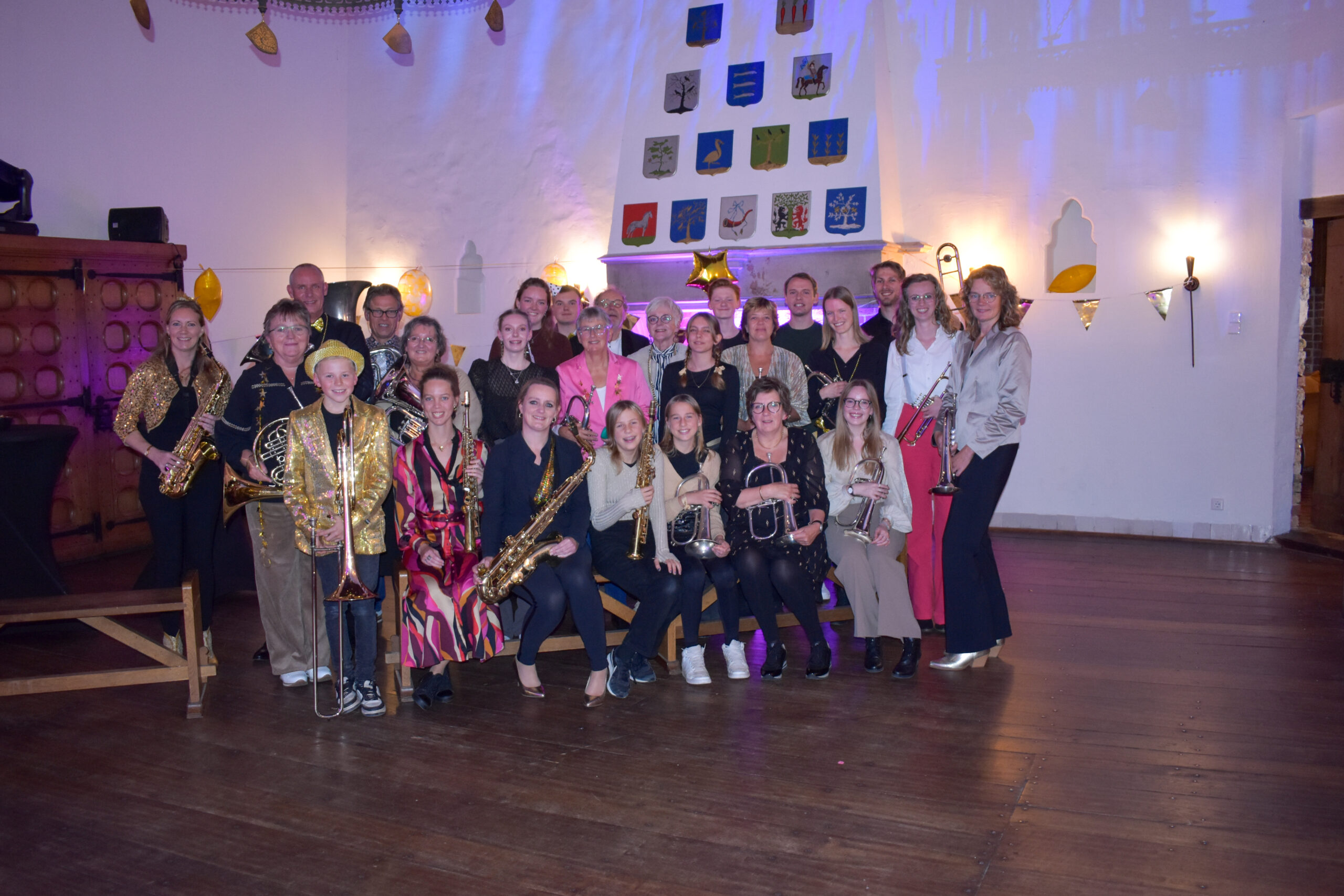 Muziekvereniging T.A.V.E.N.U. en koor GrenzeNloos tijdens hun Top 2000-concert in Opperdoes