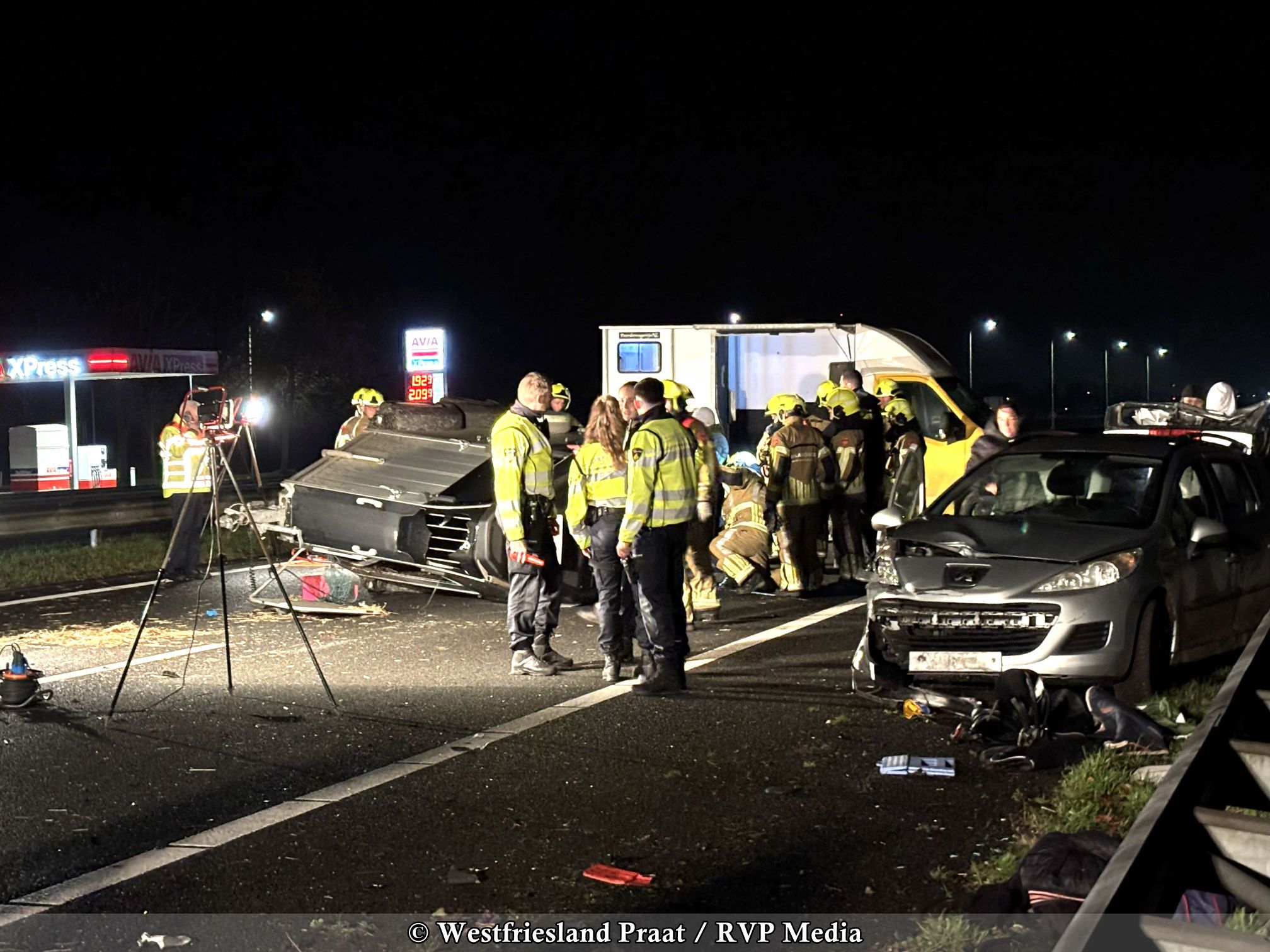 Hulpdiensten bij zwaar ongeval op de A7 bij Abbekerk