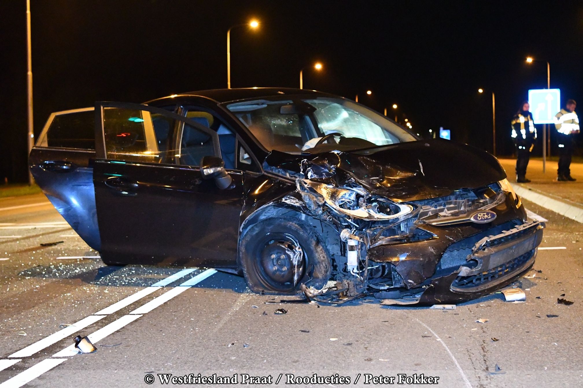 Hulpdiensten bij verkeersongeval op de A.C. de Graafweg in Opmeer