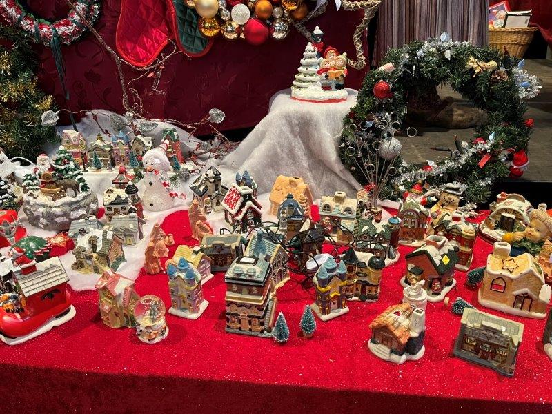 Dickens Kunst & Kerstfair in de sfeervol versierde Bonifaciuskerk Medemblik