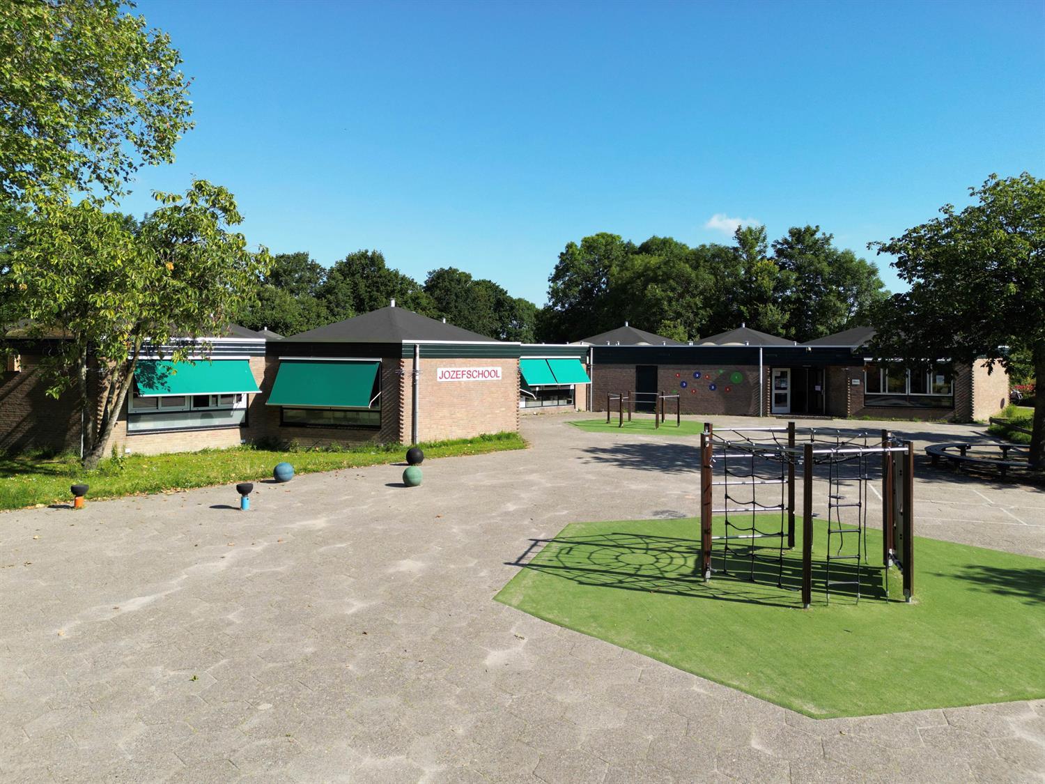 Impressie van Jozefschool Venhuizen met geplande nieuwbouw en woningen eromheen