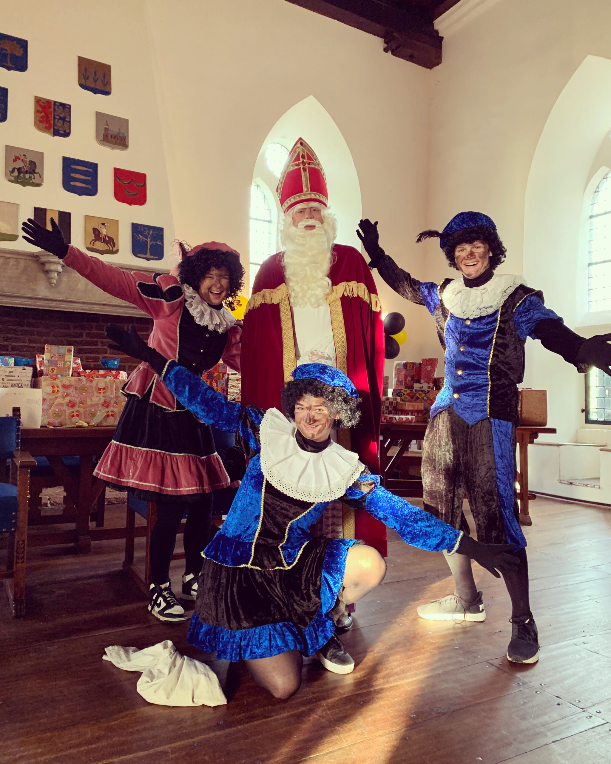Sinterklaas en zijn Pieten voor Kasteel Radboud in Medemblik tijdens het evenement Kasteel van Sinterklaas 2025