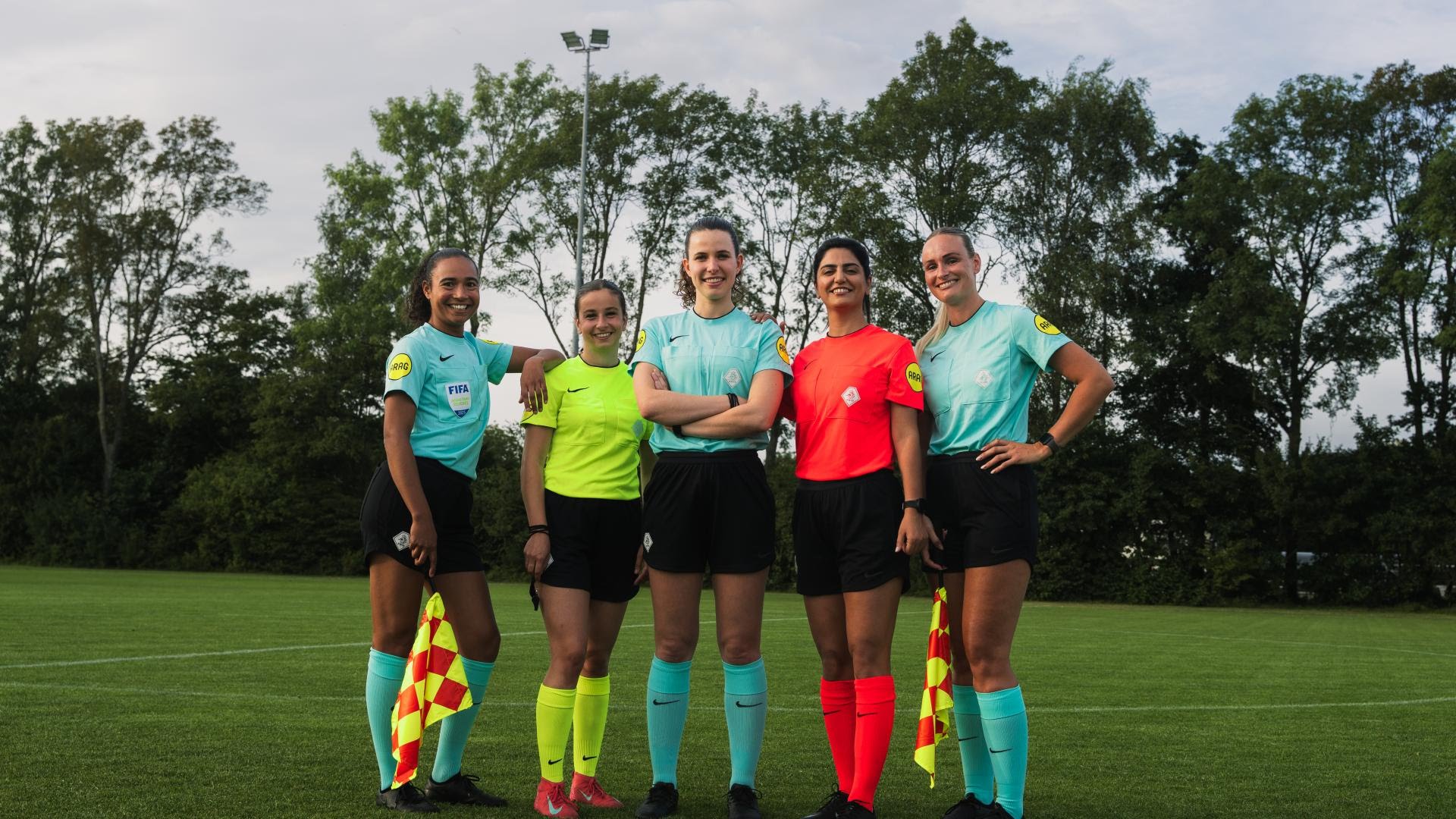 Vrouwelijk arbitrage-team fluit de wedstrijd Ajax – PSV in de Eurojackpot Vrouwen Eredivisie als onderdeel van de KNVB-campagne ‘Vrouwen als scheidsrechter’.