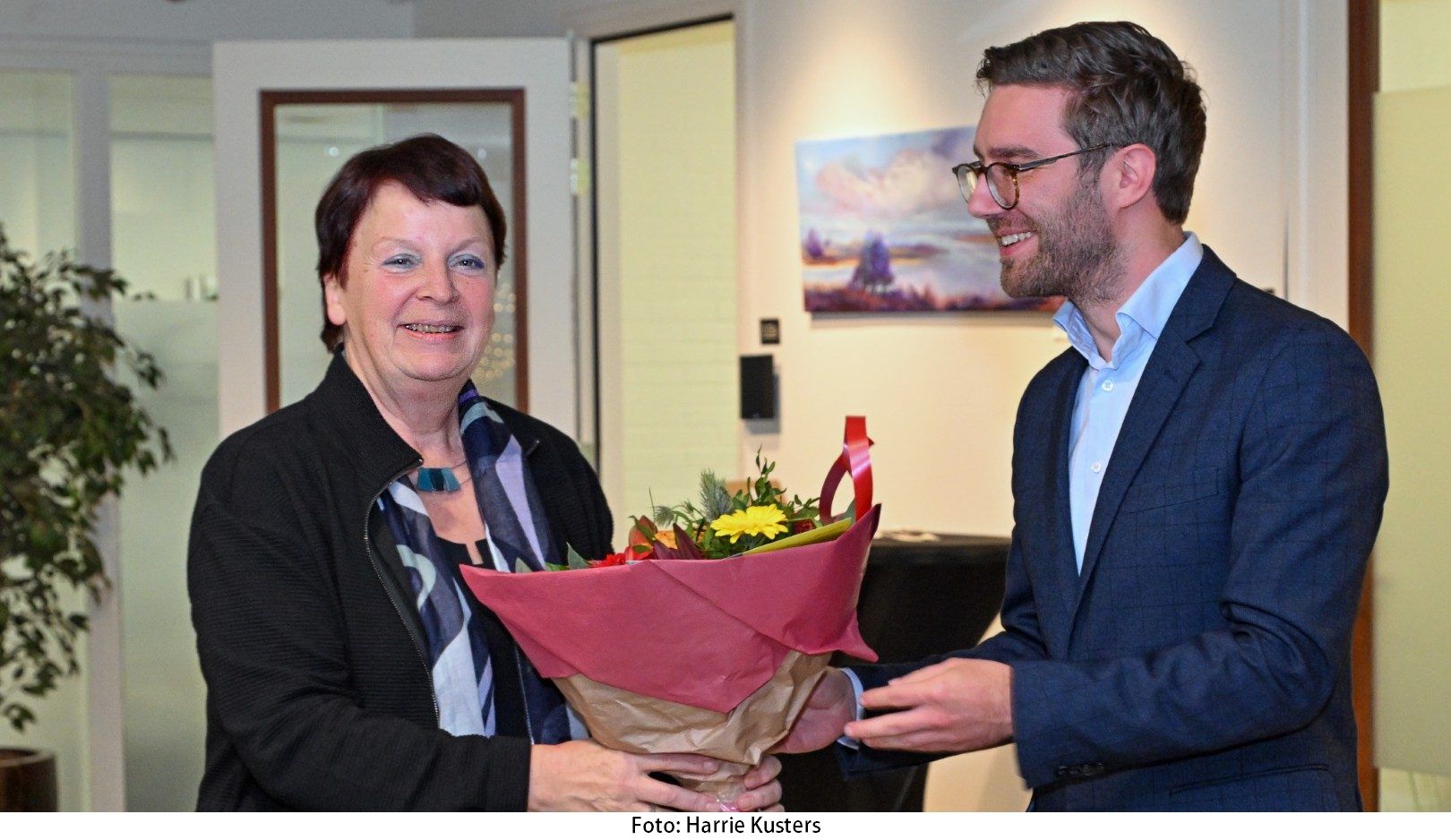 Kunstenares Lida Hofstede bij haar nieuwe expositie in het gemeentehuis van Stede Broec
