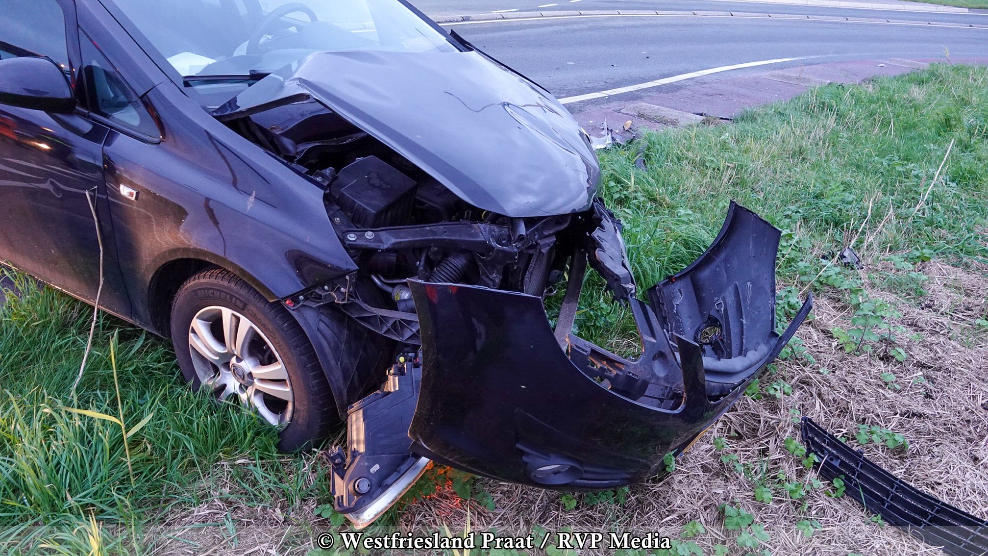 Schade na aanrijding tussen twee auto's op rotonde N194 in Spierdijk