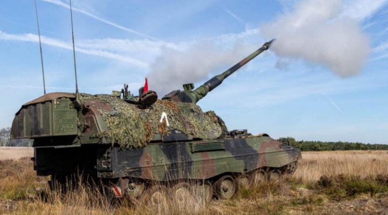 Militaire oefening met zwaar geschut op de Afsluitdijk bij Breezanddijk