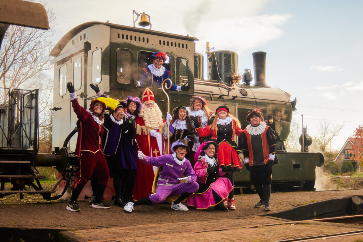 Kinderen genieten van de Pieten Expres stoomtram van Hoorn naar Wognum tijdens de Sinterklaasperiode